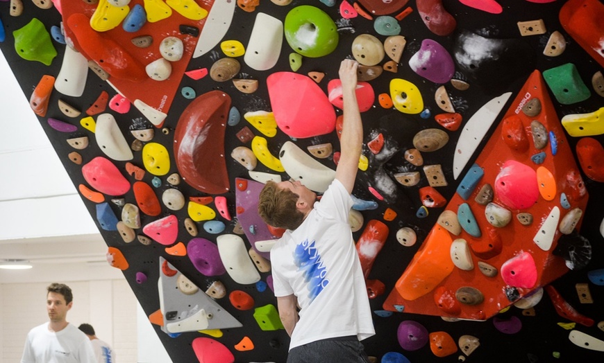 Image 4: Full-Day Bouldering + Shoe Rental