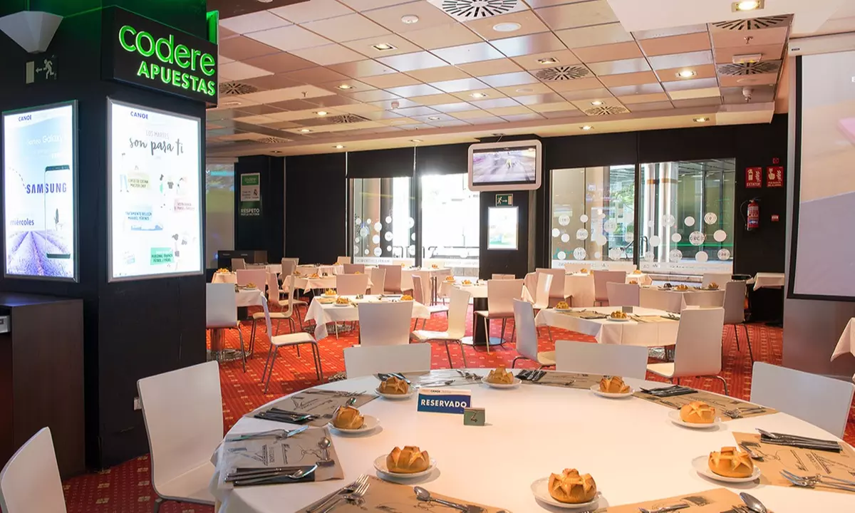 Comilona y diversión: menú con copas, crédito de juego y parking