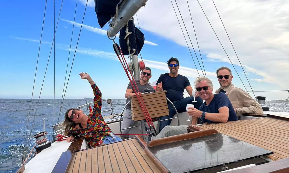 Paseo en barco con cava y picoteo para 2, 4, 6, 8 o 12 personas