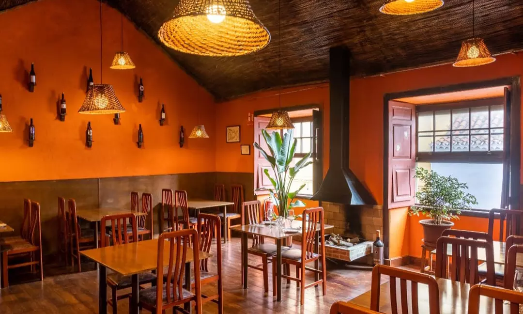 Menú venezolano con arepas, entrantes y pizza frita con helado