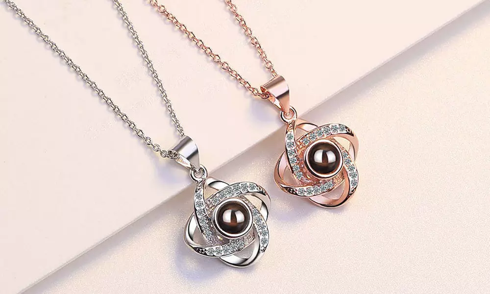 Halskette mit Projektion