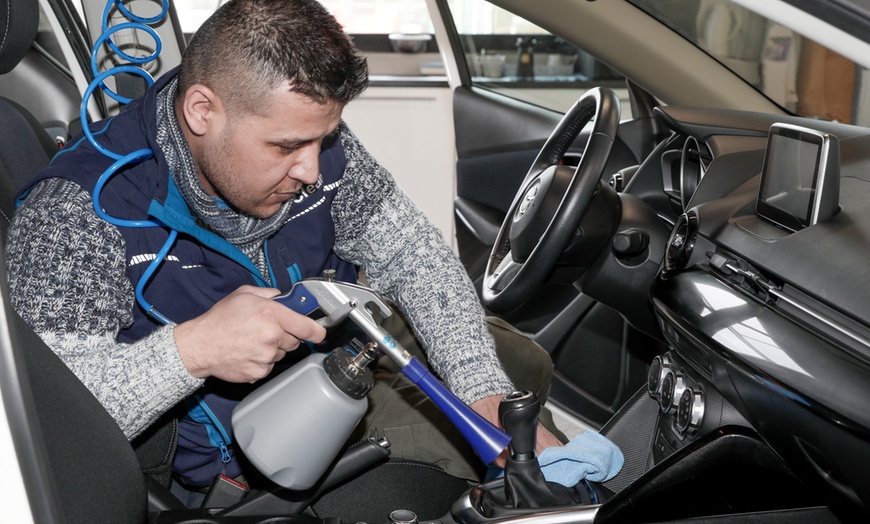 Image 1: Wertvolle Pflege für dein Auto: Außenwäsche inkl. Innenreinigung