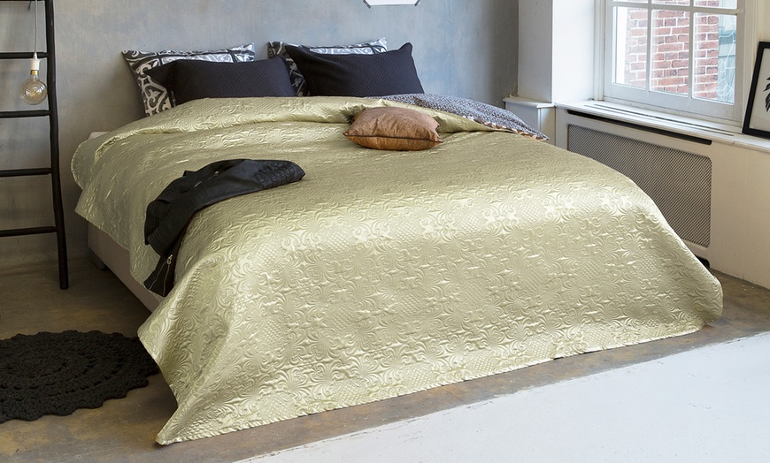 Image 13: Luxe satijnen sprei