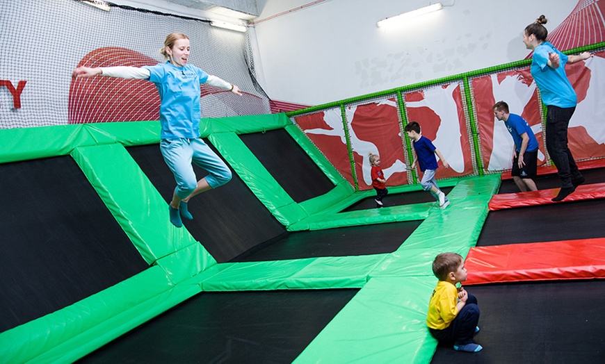 Image 5: Wejście na trampoliny, parkour i więcej
