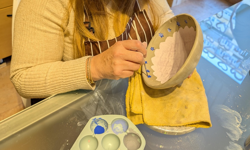 Image 2: 2 h taller de pintura cerámica con picoteo y bebida ilimitada 