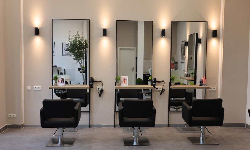 Image 1: Bis zu 55% Rabatt auf den Haarschnitt bei Vogue Hairstudio