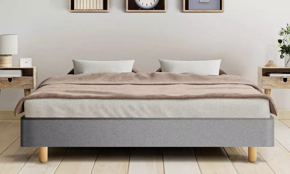 Sommier-Bett mit Polsterung