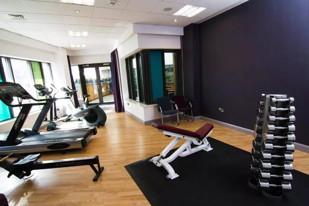 Cardiff: Deluxe or Executive Room with Breakfast up to 3