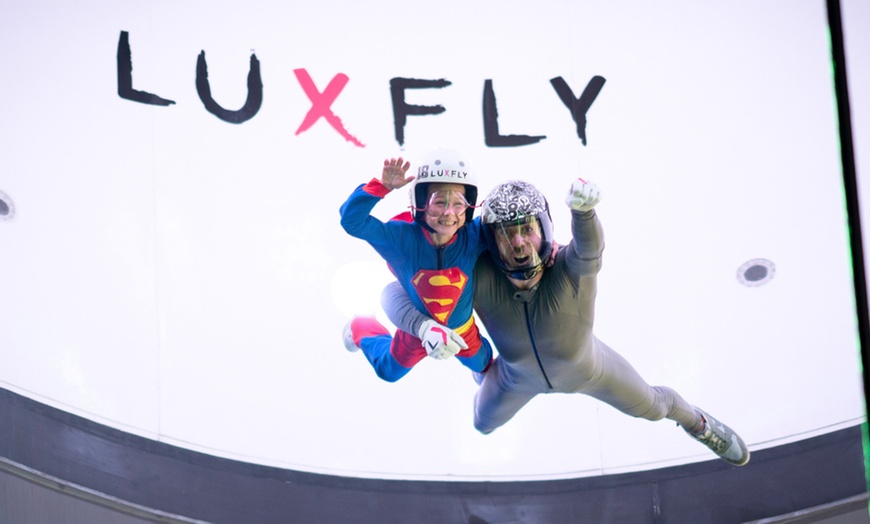 Image 7: Saut en parachute dans le plus grand tunnel aérien d'Europe