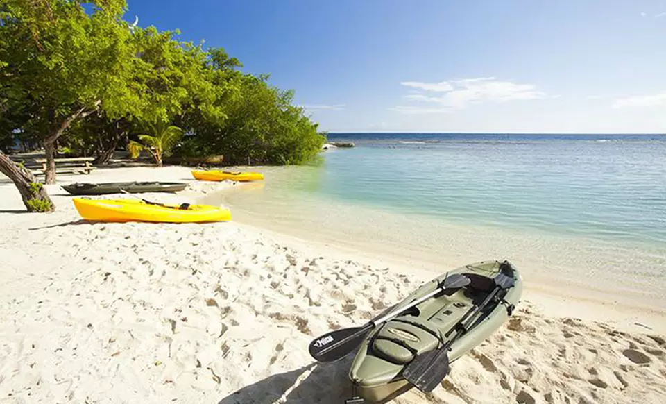 1-, 5-, or 7-Night Stay for Two at Clarion Suites Roatan in Roatán, Honduras. Combine Up to 14 Nights. - Primary Image