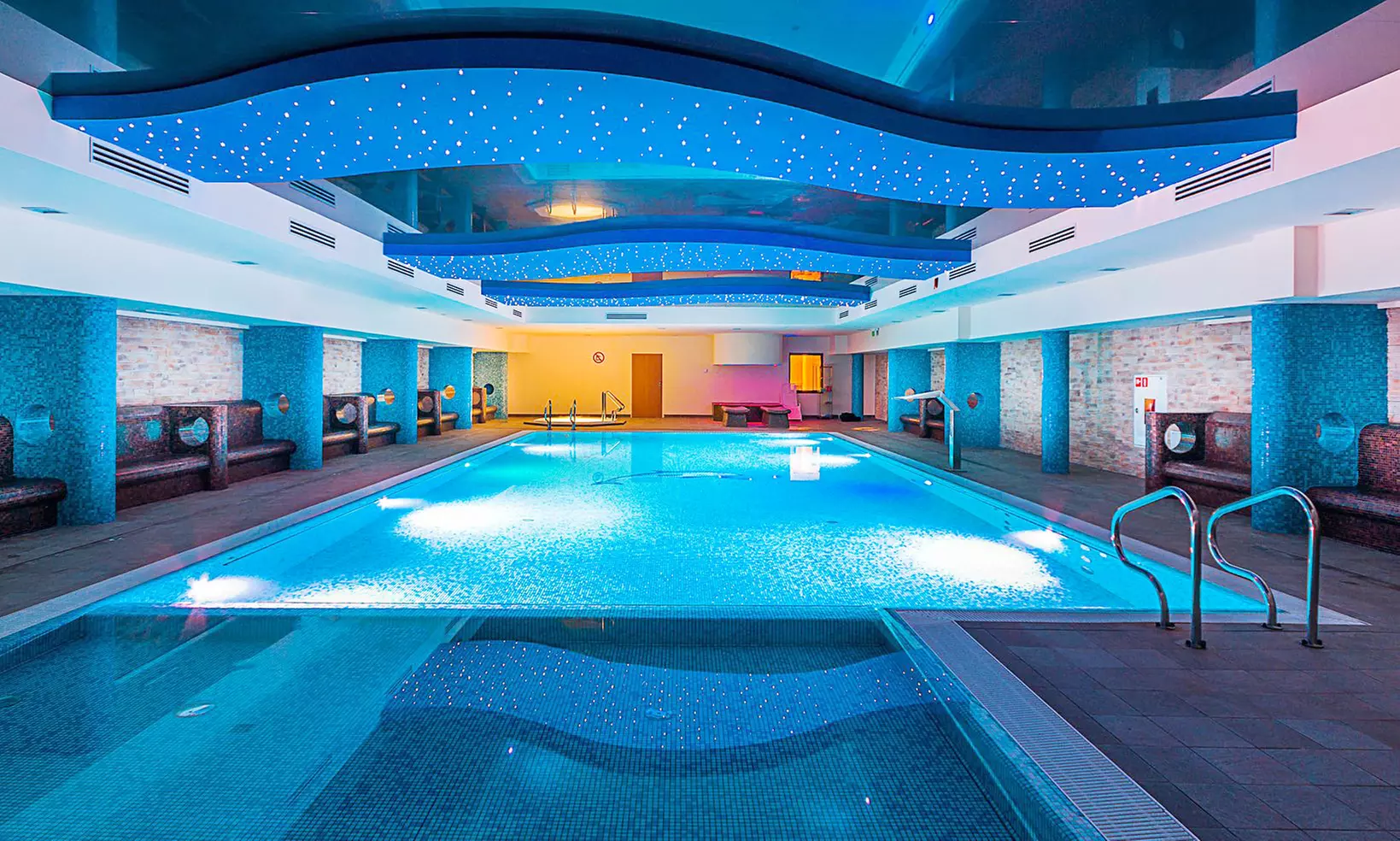 Pomorze Zachodnie - Dąbki: 2-8 dni dla 2 lub 4 osób z basenem, sauną, jacuzzi i więcej w Ośrodku Wypoczynkowym Delfin - Primary Image