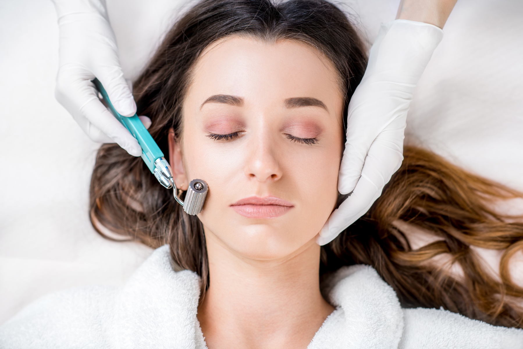 Rejuvenate Your Skin: Derma Roller + Hydrating Serum Facial Packages!