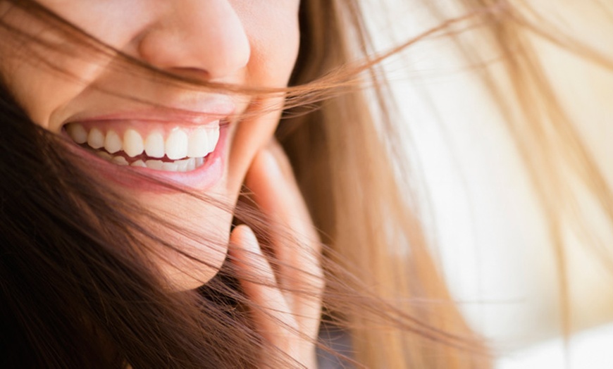 Limpieza y blanqueamiento dental - Socident | Groupon