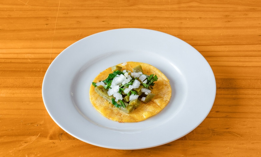 Image 13: Menú mexicano para 2 o 4 con nachos, tacos y margaritas o refrescos