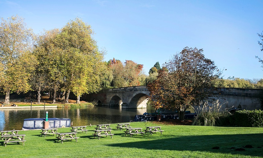 Image 4: Oxfordshire Stay with Dinner