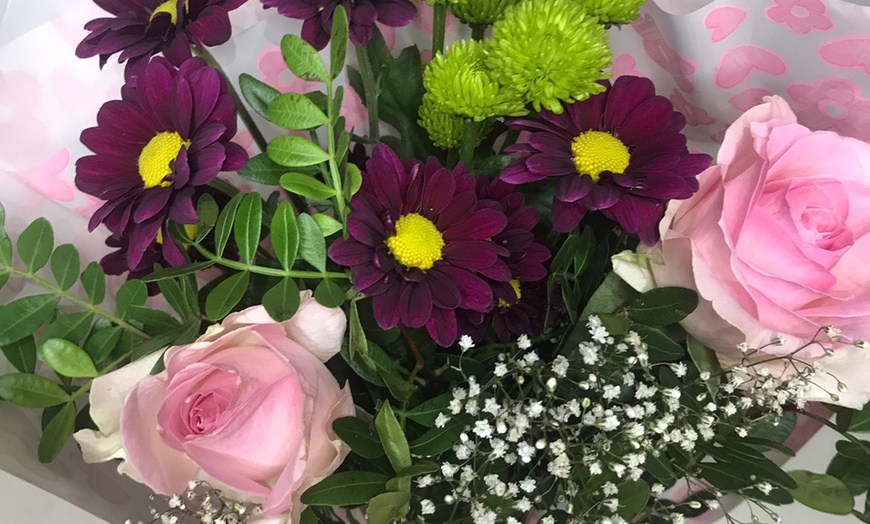 Image 9: Bouquet de flores con botella de vino