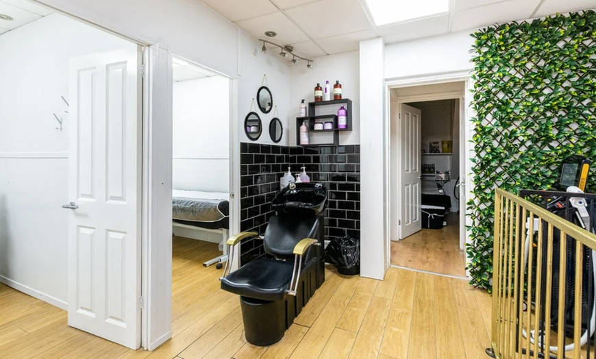 Image 6: One HydraGlow Facial at Selina Hair And Beauty Salon