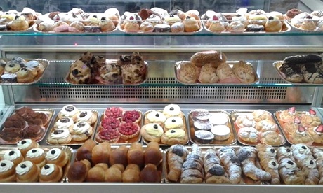 Carnet da 10 colazioni, aperitivo per 2 persone o torta artigianale da 1 kg all'Holiday Lounge Bar Pasticceria