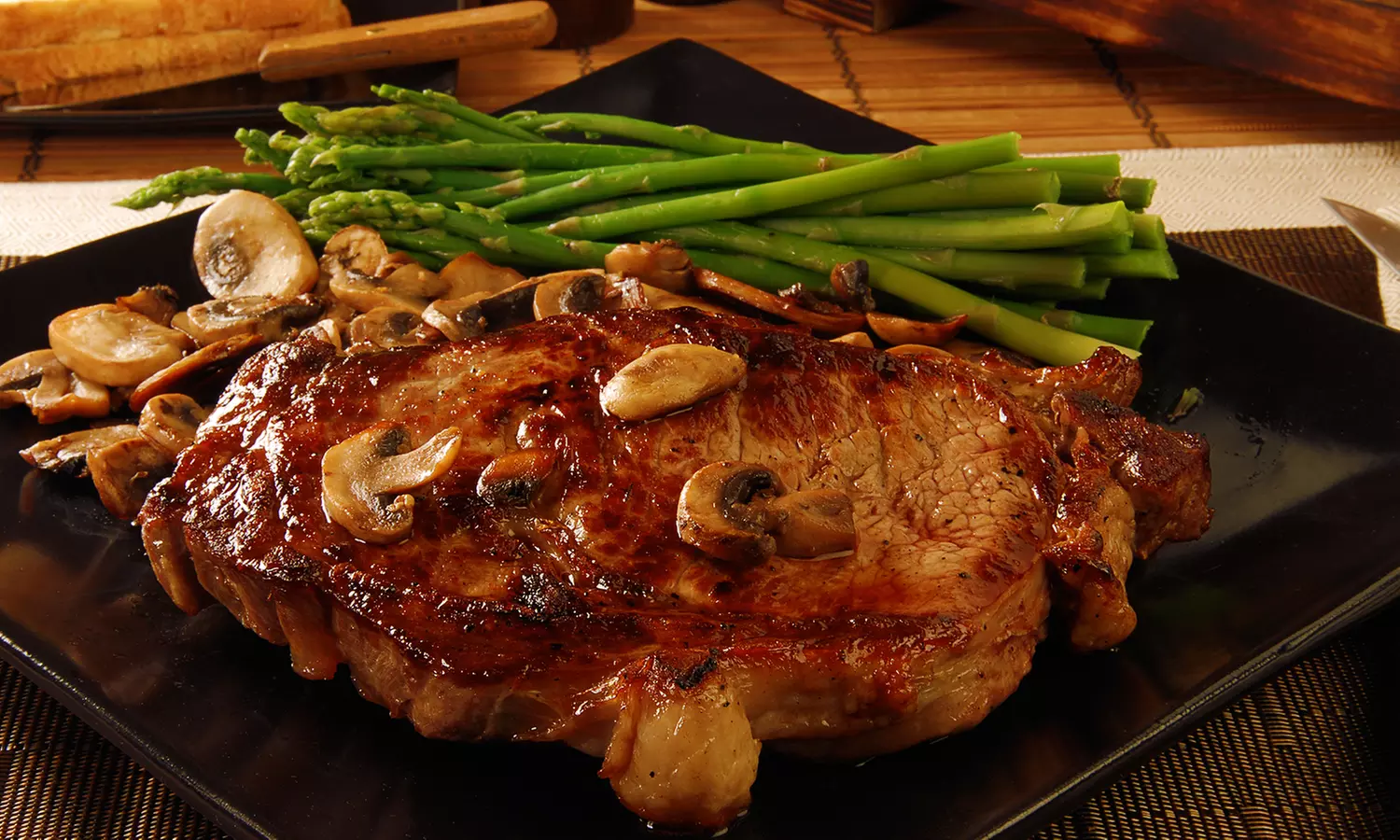 Menú para 2 o 4 personas con entrantes variados, principal a elegir, postres caseros y vino hasta en Taperia Azabache - Primary Image