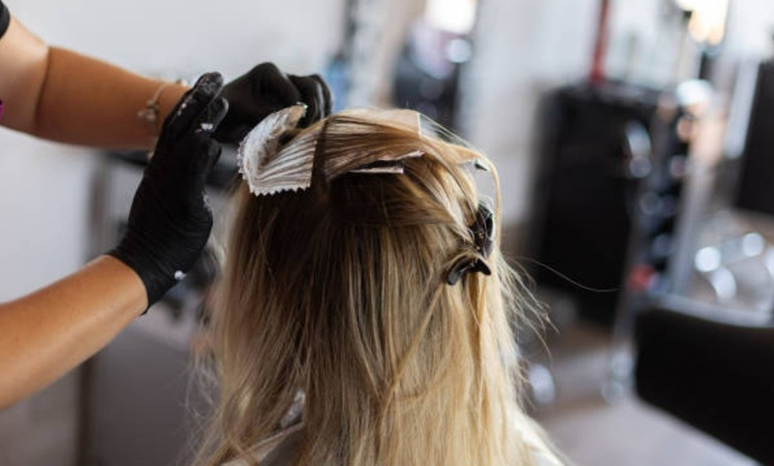 Image 6: Sesión de peluquería con tinte o mechas en Estilista Carmen Gallén