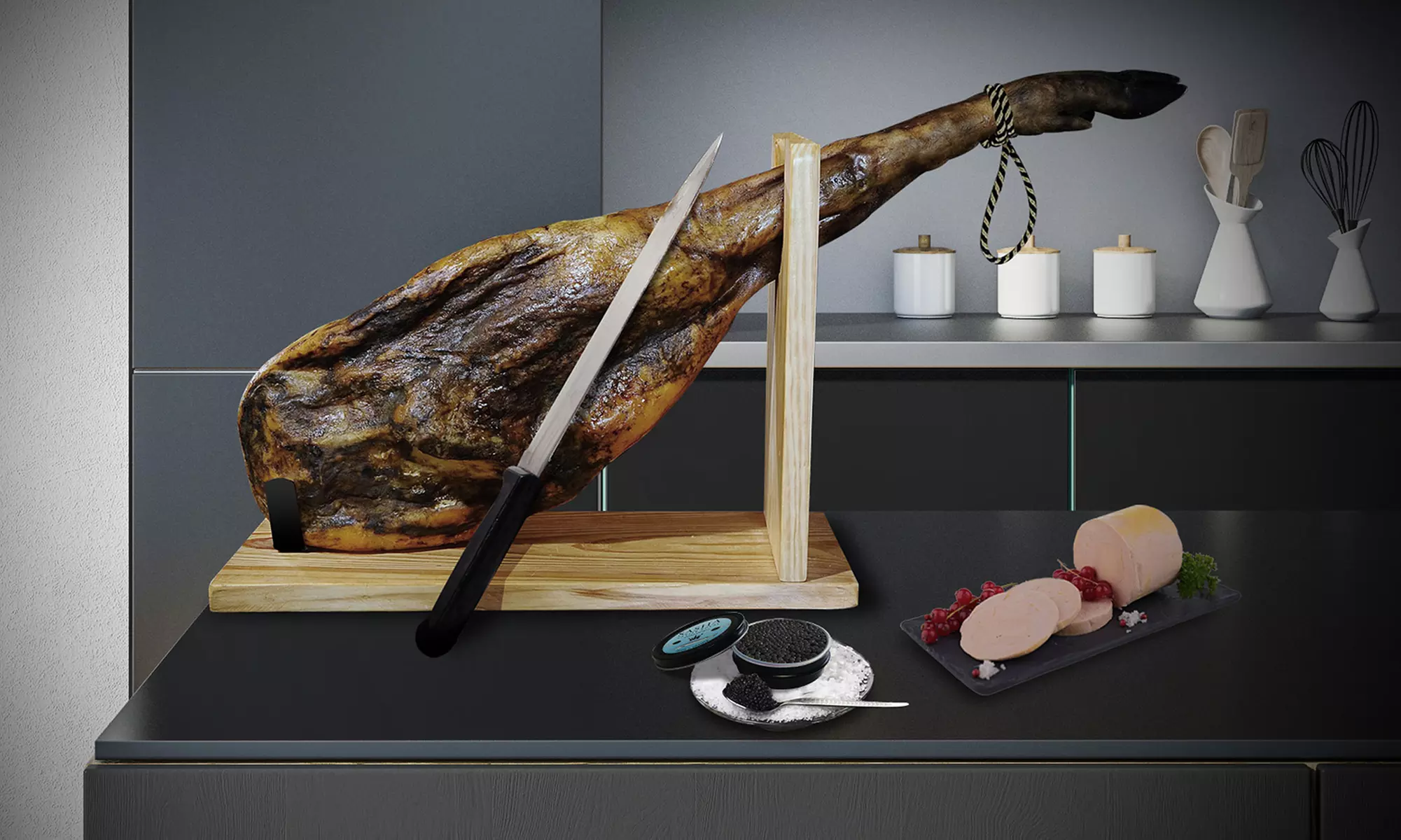 Panier garni avec 50 g de caviar "Royal Baerii", 200 g de foie gras de Dordogne et 5 kg de jambon ibérique "Cordoba" - Primary Image