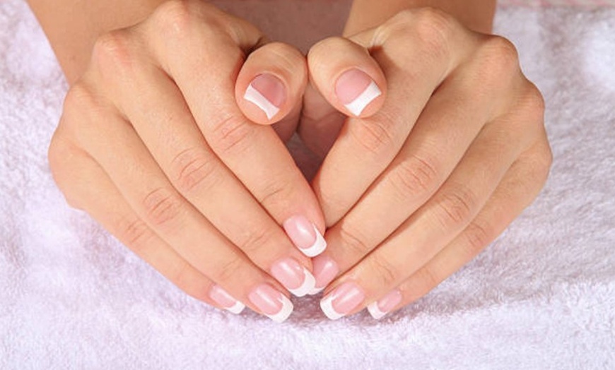 Image 3: Manipedicura con esmaltado semipermanente en Krmona Estudio De Belleza