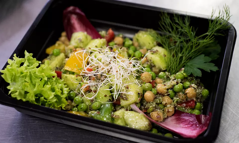 Wegański catering dla sportowców z dostawą