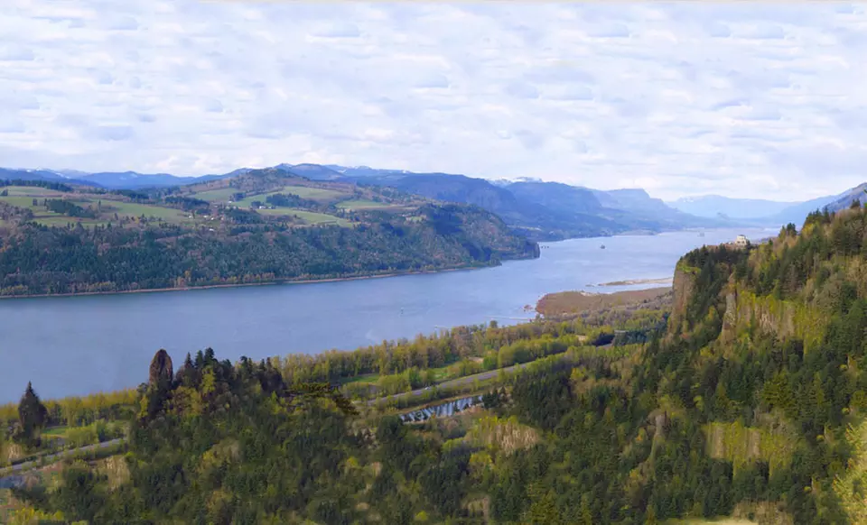 Sprawling Lodge Overlooking Columbia River