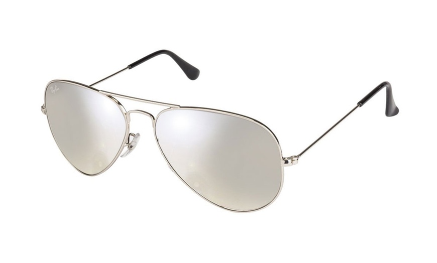 Image 13: Classic Ray-Ban Aviators