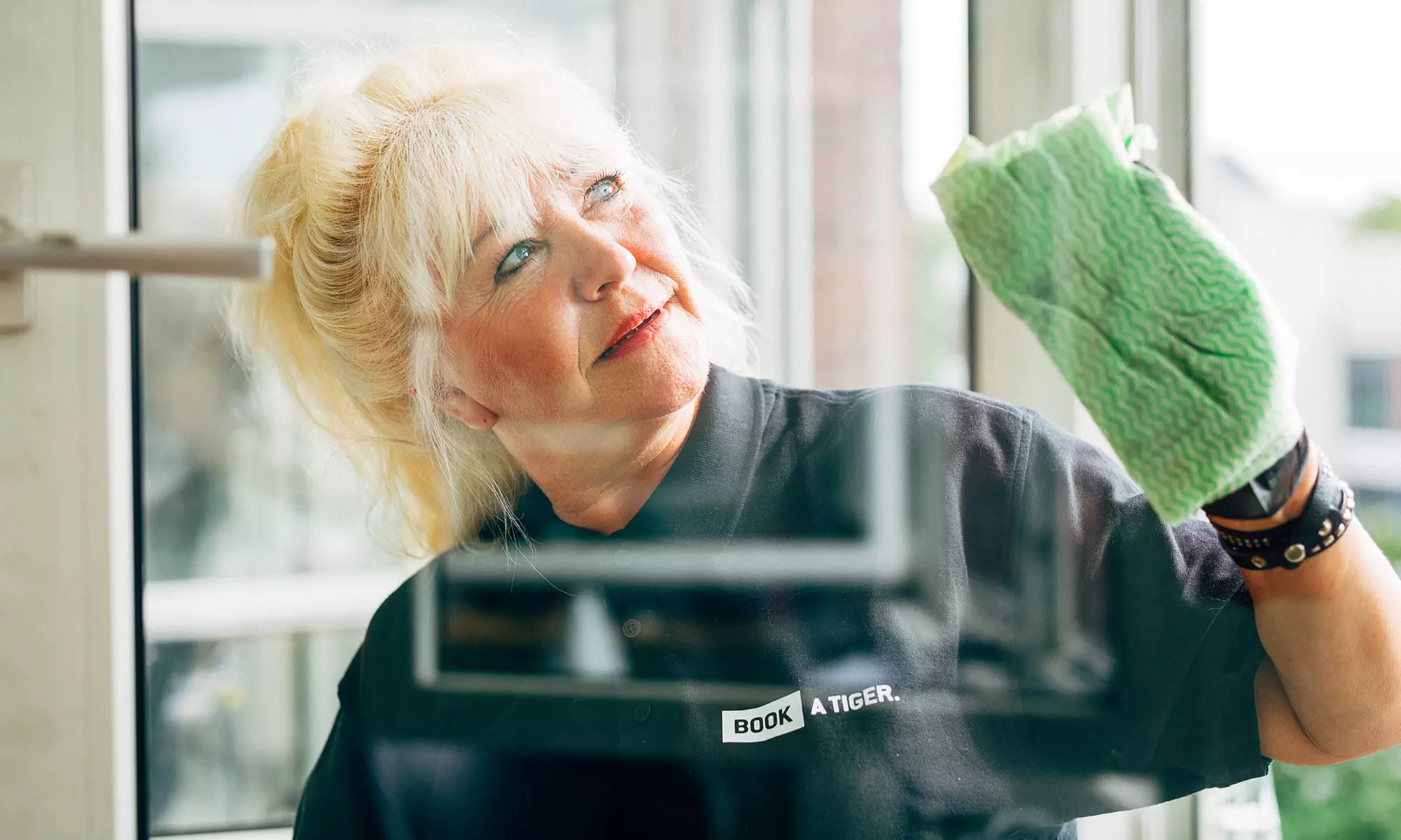 3 Stunden Wohnungsreinigung inklusive An- und Abfahrt innerhalb Kölns von BOOK A TIGER für 22 € (51% sparen*) - Second Medium