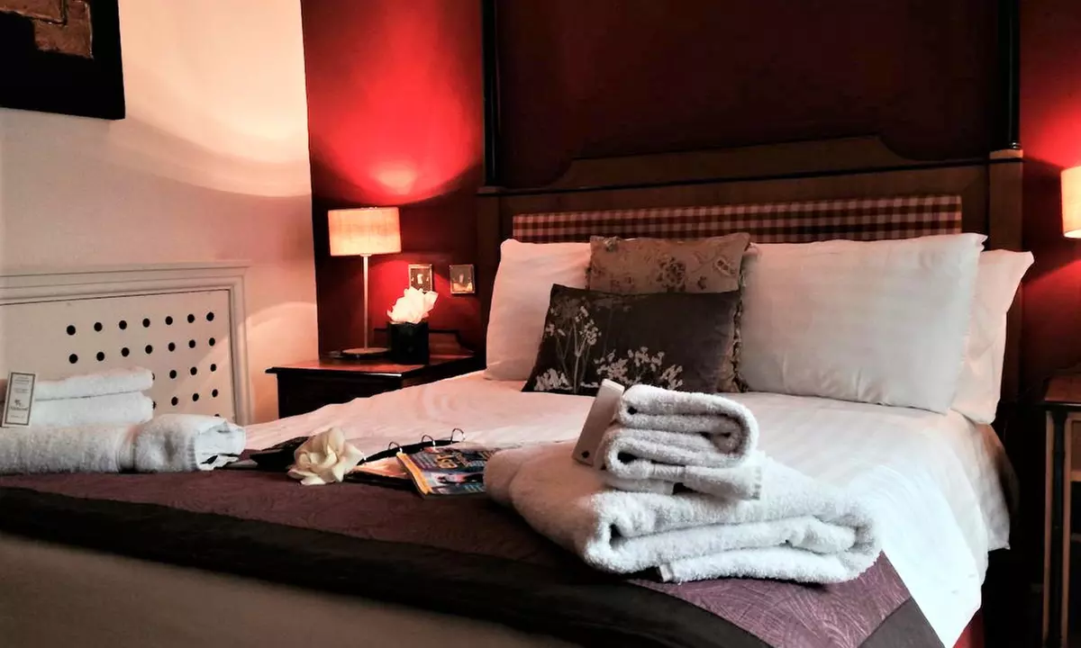 Charming Chester: For 2 or 4 with Breakfast, Bubbly and Pool Access