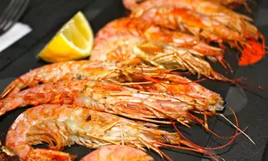 Menú de pescaíto para 2 o 4 con entrante, principal, postre y bebida en Entrevinos (hasta 49% de descuento)