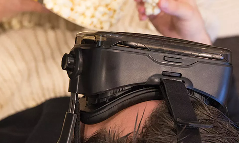 VR-Brille mit integrierten Kopfhörern in Schwarz inkl. Versand - Second Medium