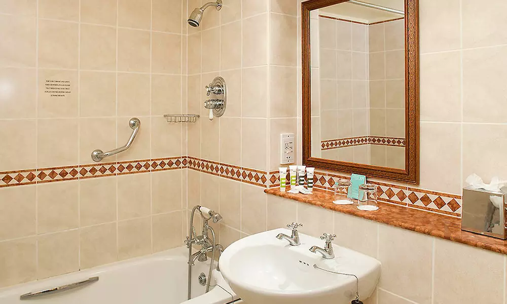 Winchester: 4* Classic Double Room with Breakfast and Late Check-out