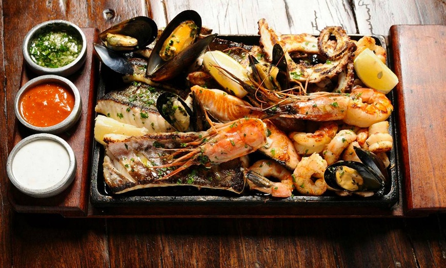 Image 3: ✧ Menú Mariscada con botella de vino
