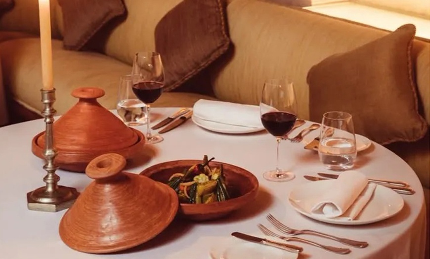 Image 2: Menu traditionnel couscous et douceurs marocaines