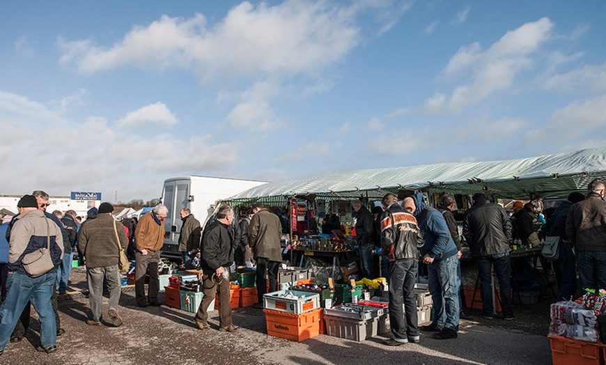 Image 2: Classic Car Show For Two £11
