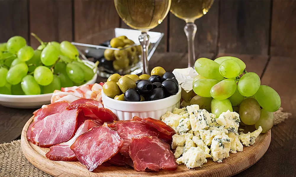 Pinsa oder Antipasti nach Wahl inkl. Wein für 2 oder 4 Personen