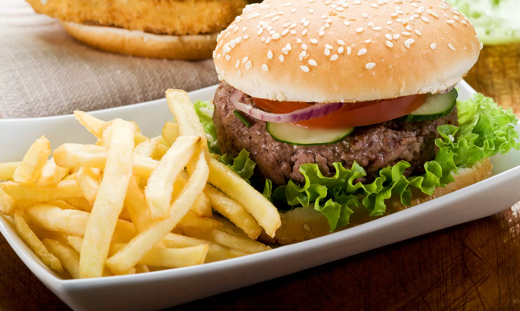 3-Gänge-Menü mit Burger nach Wahl für Zwei oder Vier im Haus Taunus Restaurant ab 16,50 € (bis zu 52% sparen*) - Primary Image