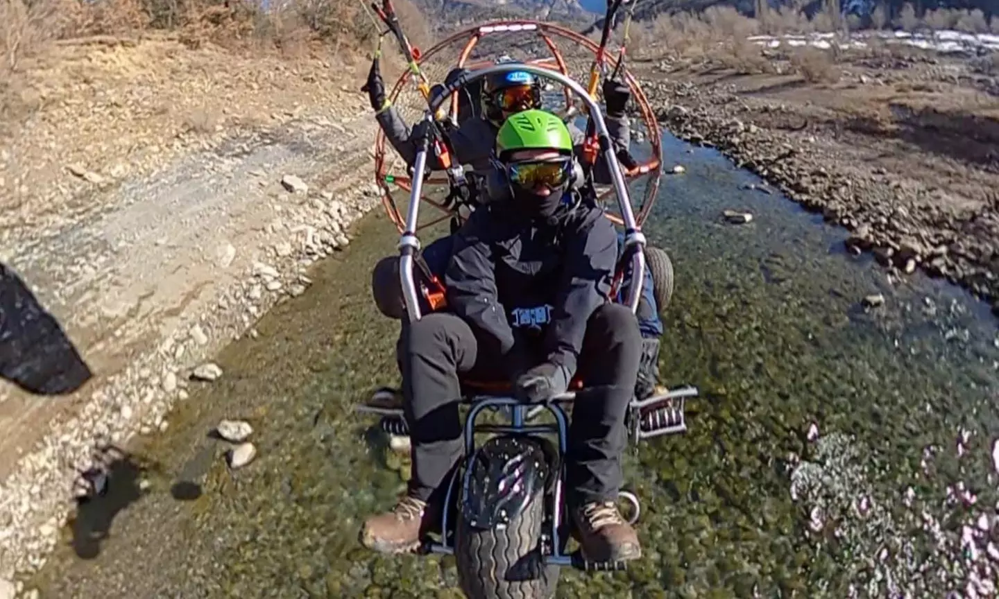 Vuelo en parapente a motor con piloto titulado para 1 o 2 personas