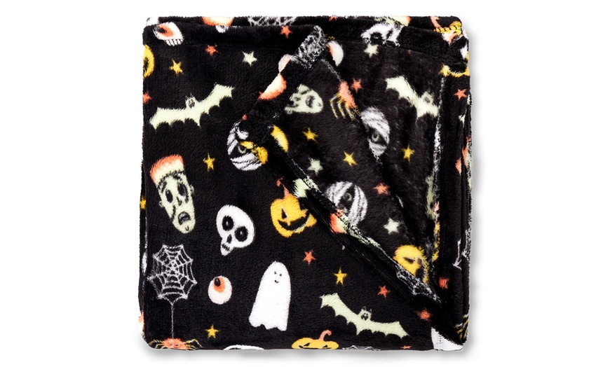 Image 6: Halloween Fleece Throw in Pink or Black