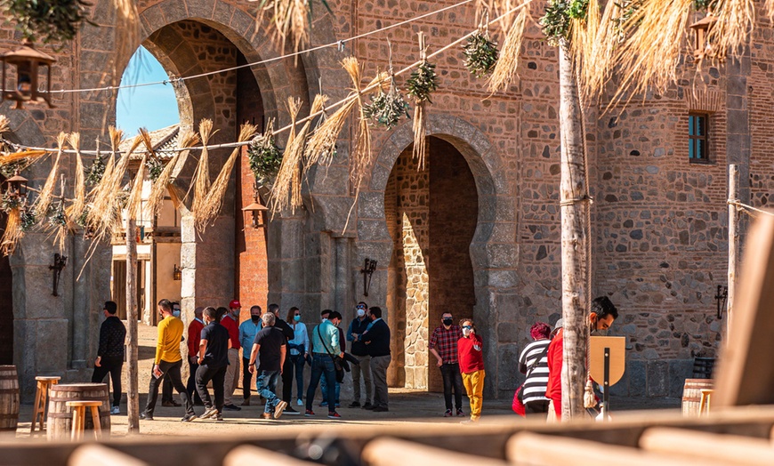 Image 25: Experiencia en Puy du Fou: entrada al parque en temporada navideña