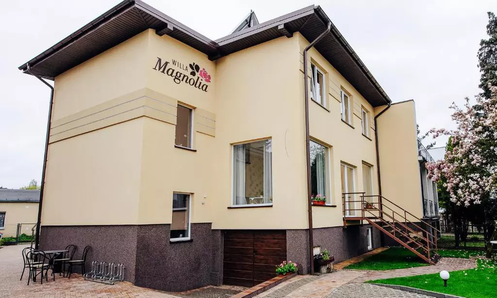 Ciechocinek: 2-3 noce dla 2 lub 3 osób z wyżywieniem HB i basenem w Willi Magnolia - Primary Image