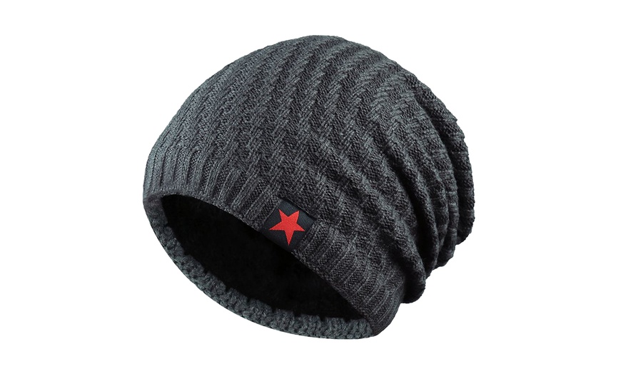 Image 3: Gorro invernal con diseño tejido y decoración de estrella