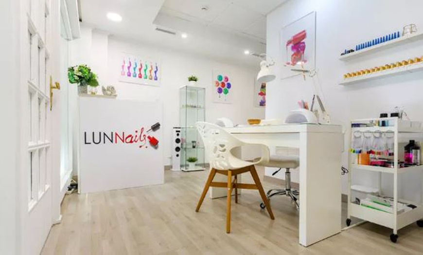 Image 6: Higiene o ritual de rejuvenecimiento facial en Lunnails Las Rozas