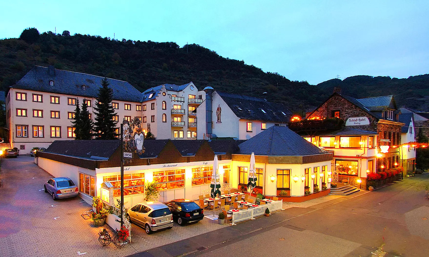 Mosel: 3, 4, 6 oder 8 Tage für Zwei im Superior-/Kohlbecher-DZ mit 
Frühstück und Spazugang im 4* Schloss-Hotel Petry - Primary Image