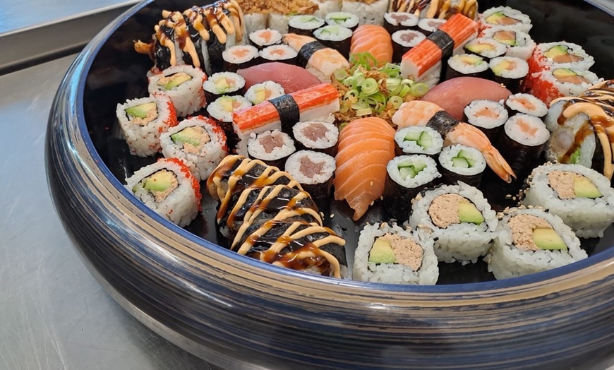 Image 1: Feinster Sushi-Genuss: Exklusives 3-Gänge-Menü mit Weinbegleitung