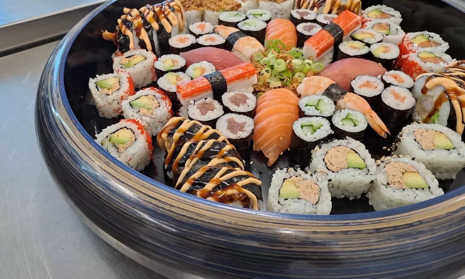 Sushi mit Aussicht: 3-Gänge-Menü & Weinbegleitung für 2, während Flugzeuge in goldenem Licht landen (32% sparen) - Primary Image