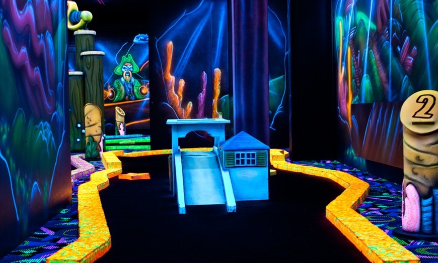 Image 2: Blacklight midgetgolf