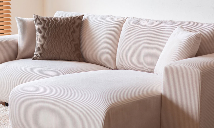 Image 16: Canapé d'angle réversible 3 places "Jambi" de Kocoon en velours côtelé